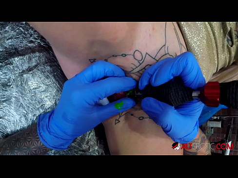 ❤️ Il-hottie tatwaġġjata ħafna Sully Savage għamlet tatwaġġ fuq il-klitoris tagħha ❤️❌ Video anali lilna mt.xxxtophd.ru ☑